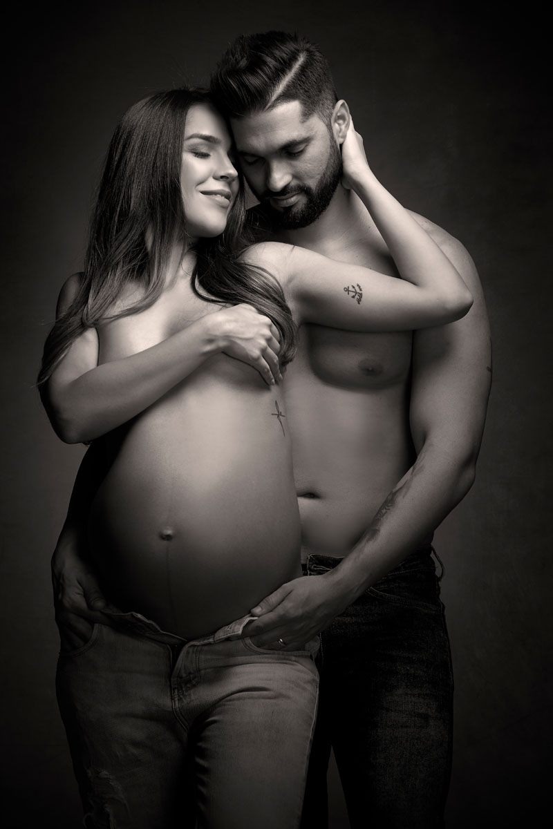 fotografia embarazo profesional pareja blanco y negro estudio