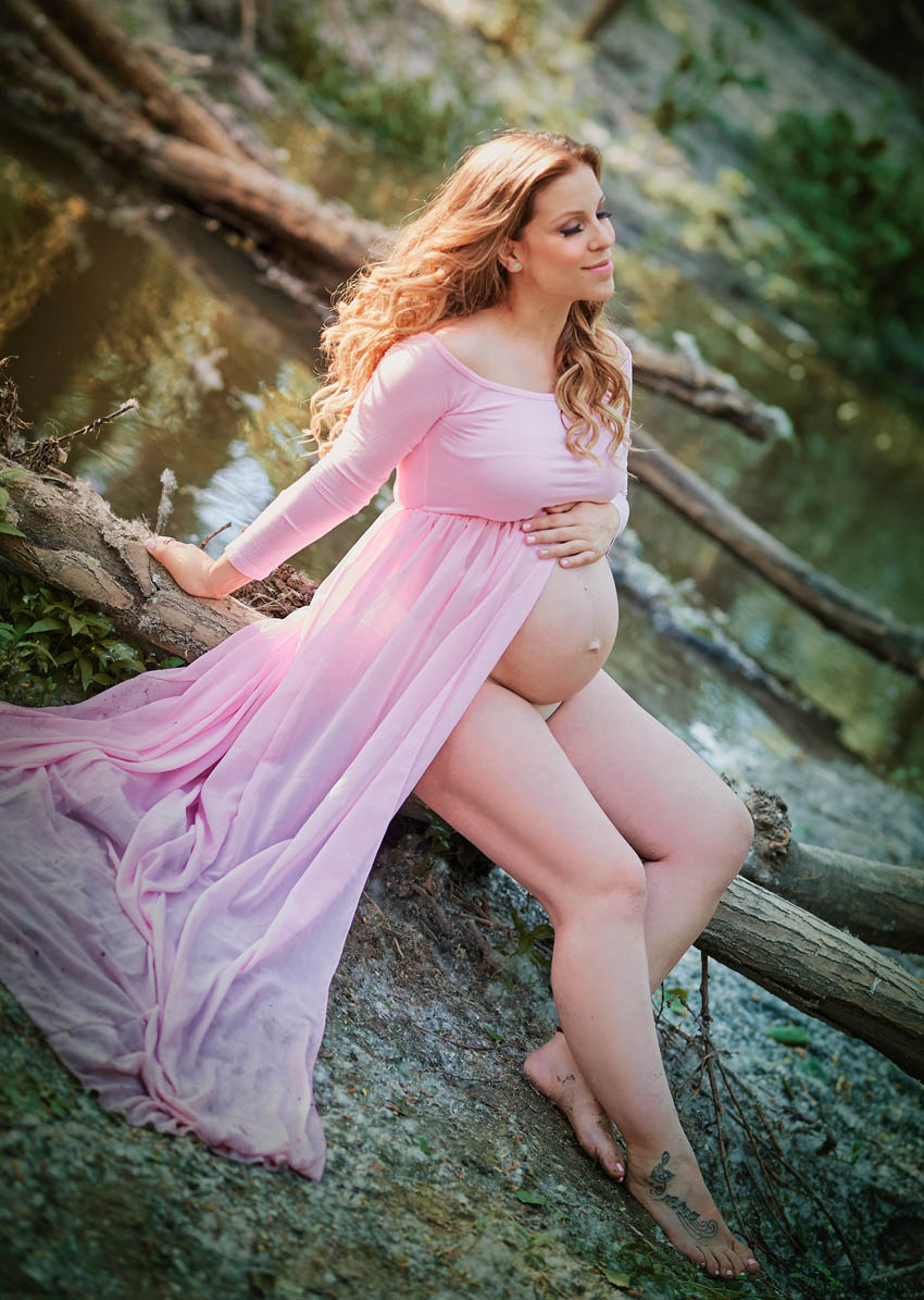 sesión de fotos bonitas de embarazada profesional en el campo