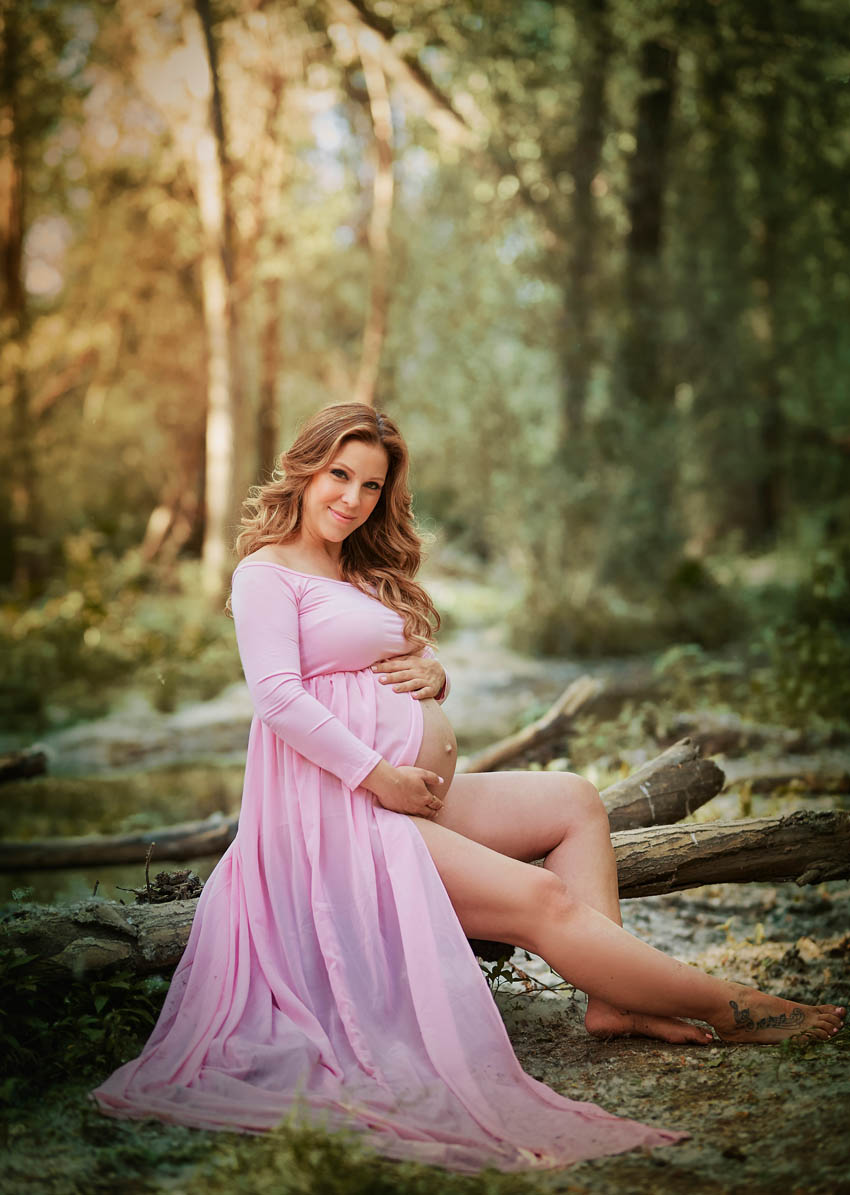 sesión de fotos bonitas de embarazada profesional en la naturaleza